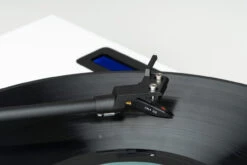 Pro-Ject Juke Box E1 All-in-one Plug & Play Turntable System -Home Electronics Store Juke Box E 6