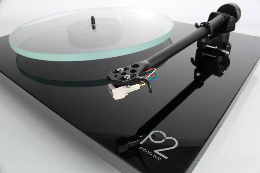 Rega Planar 2 Turntable With RB220 Tonearm And Carbon MM Cartridge 2 Rega Planar 2 Turntable With RB220 Tonearm And Carbon MM Cartridge - Image 2